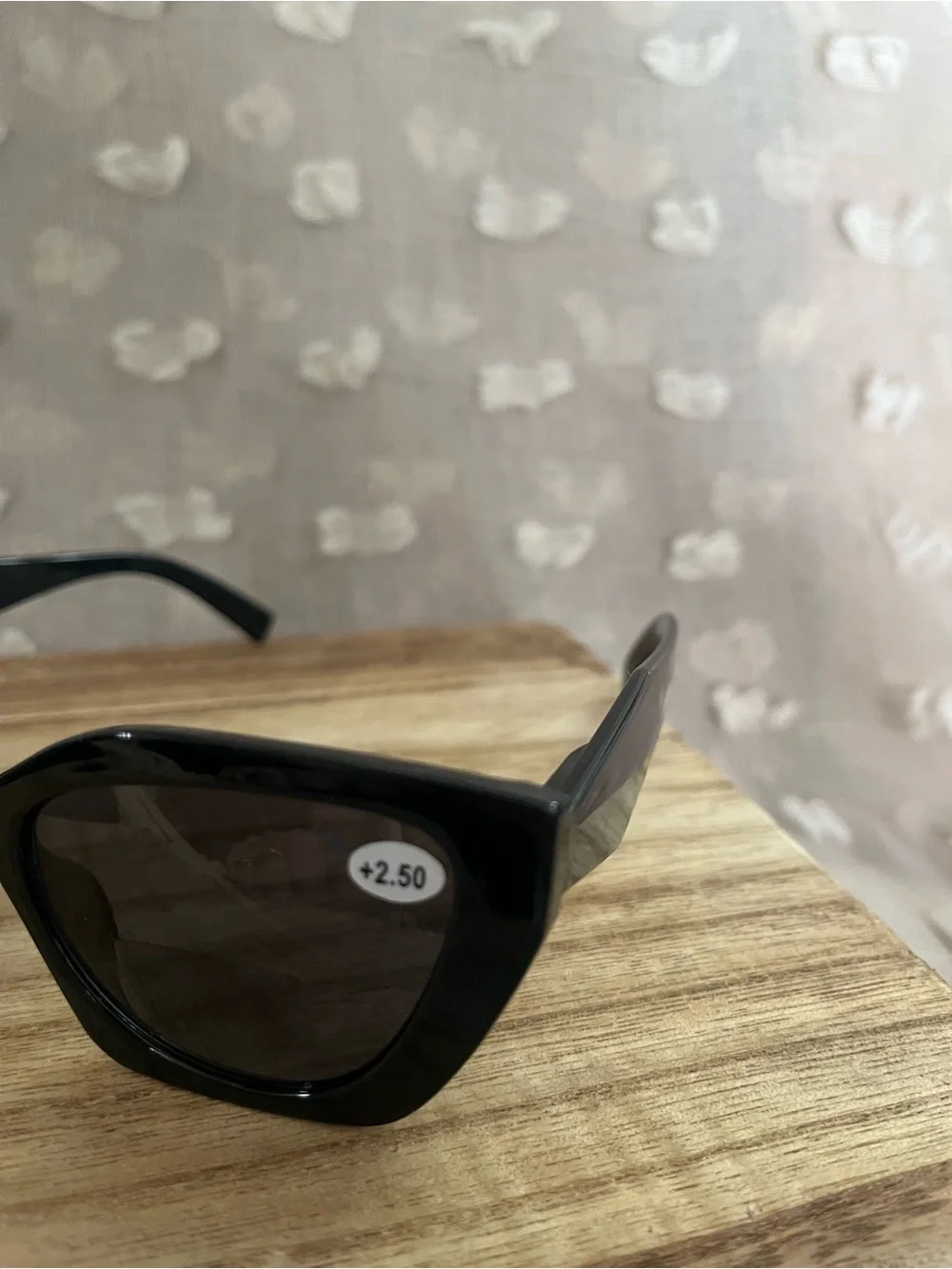 Women’s black bifocal sunglasses